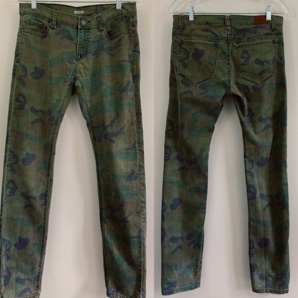 Urban Outfitter’s BDG Cameo Skinny Army Print Jeans​ Women’s size 27​​